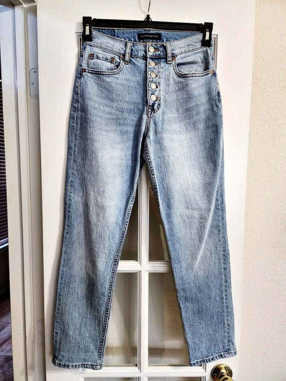 Aeropostale Mom Jeans Size 4 High Rise Button Fly Light Wash Style 6587